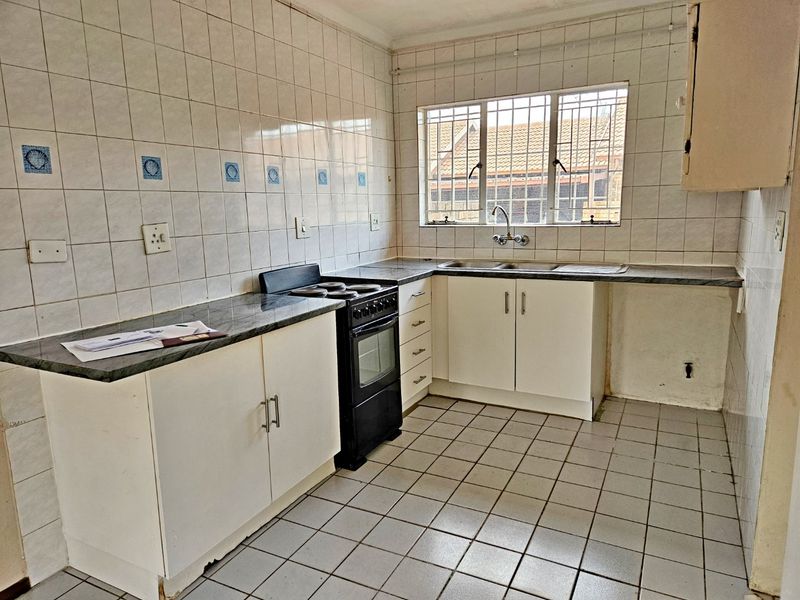 Charming 2-Bedroom Simplex for Sale - Photo 4