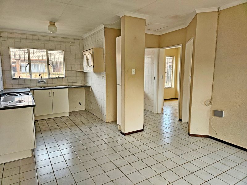 Charming 2-Bedroom Simplex for Sale - Photo 2