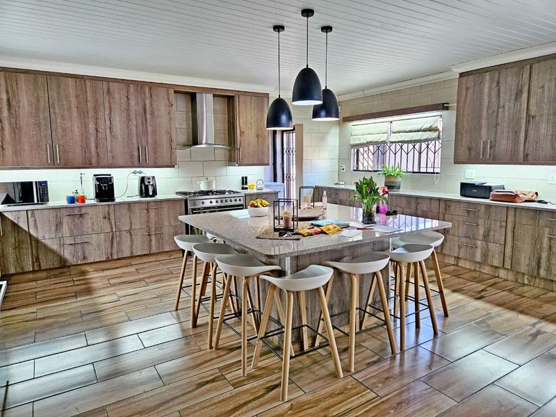 Elegant 3-Bedroom Family Home - Photo 3