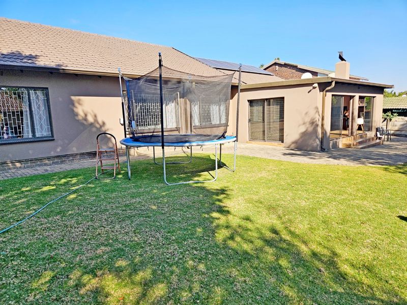 Elegant 3-Bedroom Family Home - Photo 1
