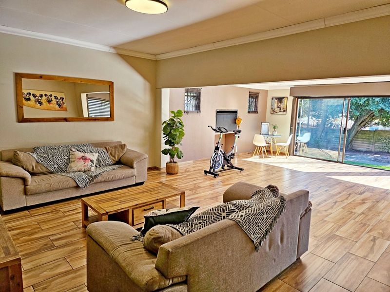 Elegant 3-Bedroom Family Home - Photo 2