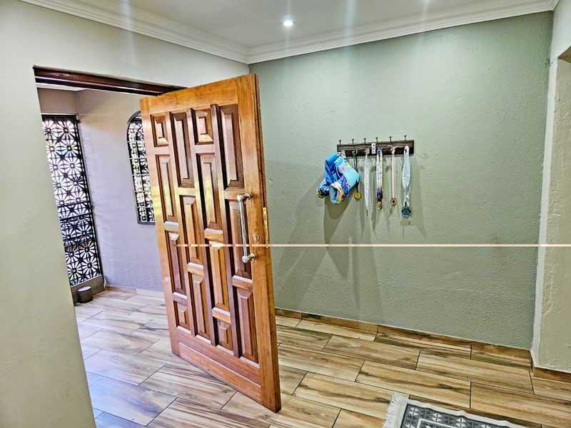 Elegant 3-Bedroom Family Home - Photo 9
