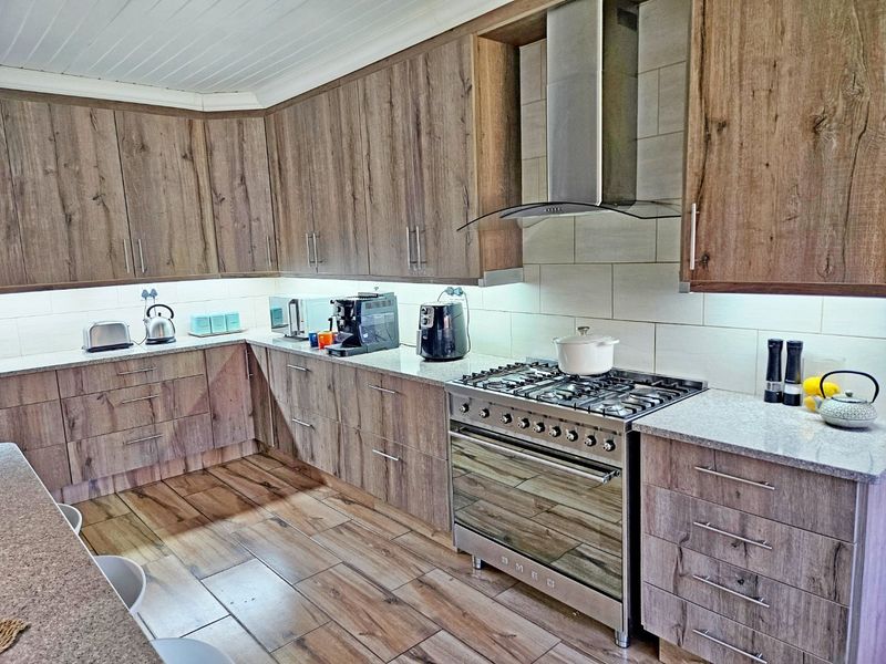 Elegant 3-Bedroom Family Home - Photo 7
