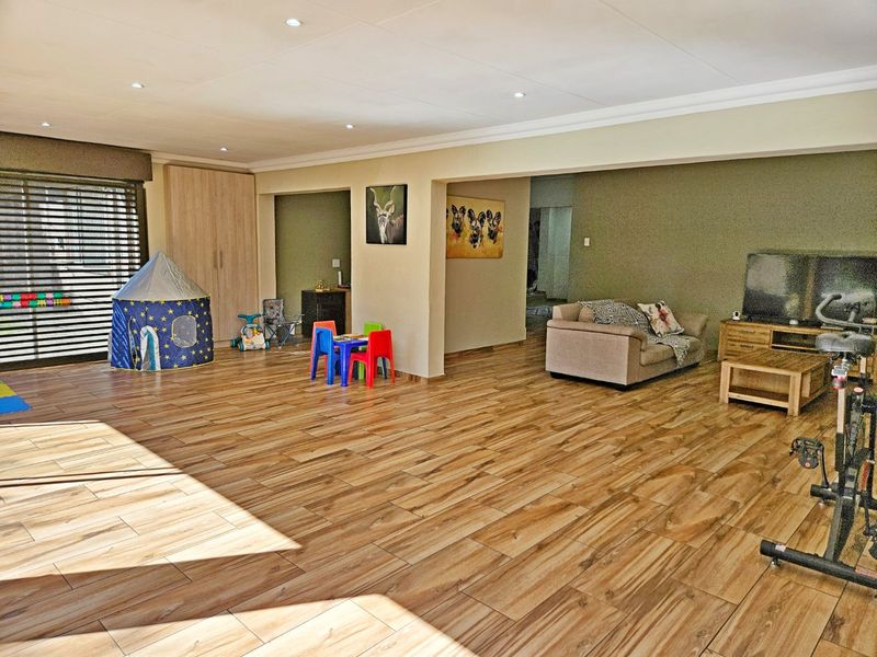 Elegant 3-Bedroom Family Home - Photo 6