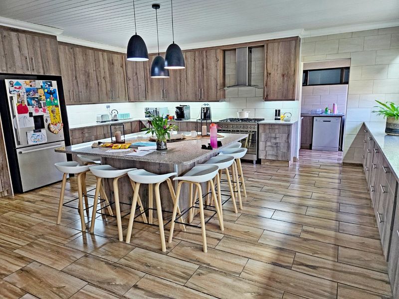Elegant 3-Bedroom Family Home - Photo 4
