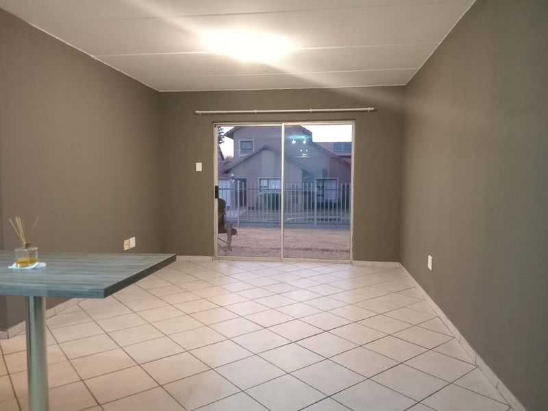 Beautiful, newly renovated 2 bedroom 1 bathroom ground floor unit available for rent in Benoni - Photo 4