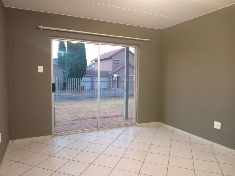 Beautiful, newly renovated 2 bedroom 1 bathroom ground floor unit available for rent in Benoni - Photo 5