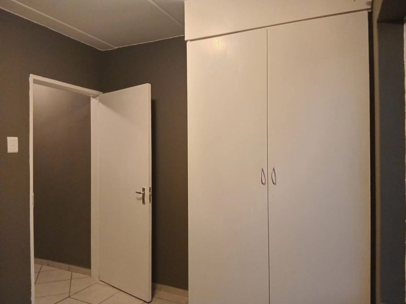 Beautiful, newly renovated 2 bedroom 1 bathroom ground floor unit available for rent in Benoni - Photo 10