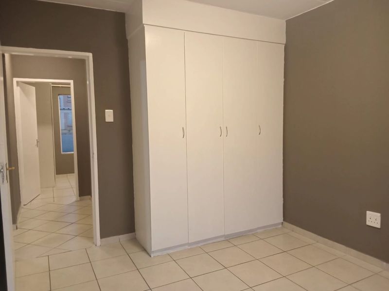 Beautiful, newly renovated 2 bedroom 1 bathroom ground floor unit available for rent in Benoni - Photo 9