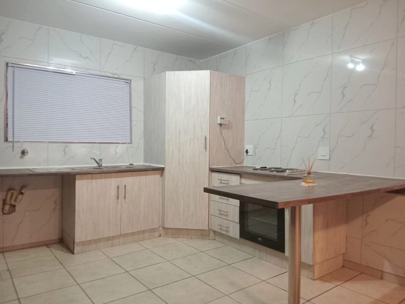 Beautiful, newly renovated 2 bedroom 1 bathroom ground floor unit available for rent in Benoni - Photo 3