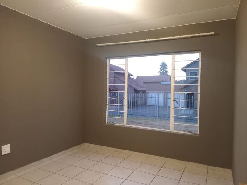 Beautiful, newly renovated 2 bedroom 1 bathroom ground floor unit available for rent in Benoni - Photo 8