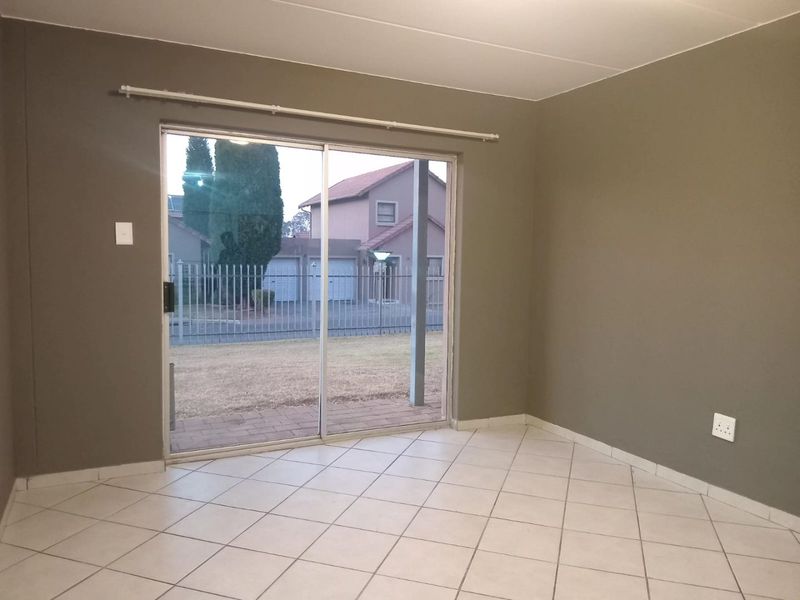 Beautiful, newly renovated 2 bedroom 1 bathroom ground floor unit available for rent in Benoni - Photo 7