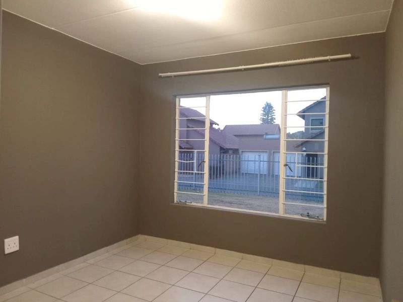 Beautiful, newly renovated 2 bedroom 1 bathroom ground floor unit available for rent in Benoni - Photo 6