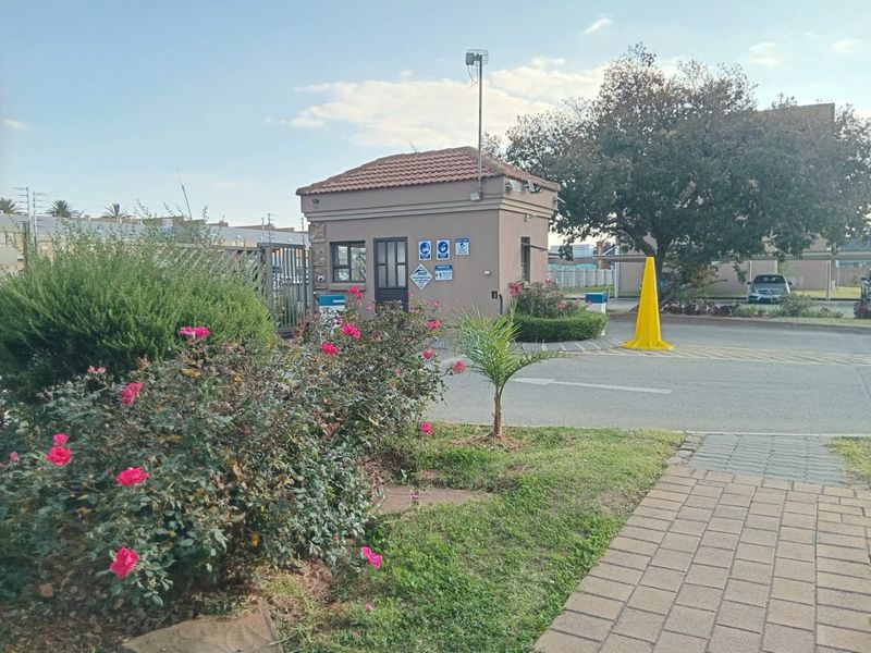 Beautiful, newly renovated 2 bedroom 1 bathroom ground floor unit available for rent in Benoni - Photo 1