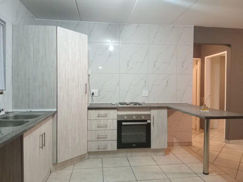 Beautiful, newly renovated 2 bedroom 1 bathroom ground floor unit available for rent in Benoni - Photo 2