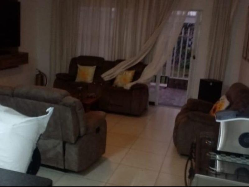 Chic 2-Bed Apartment in La Hoff with Patio, Braai and own garden - Photo 3
