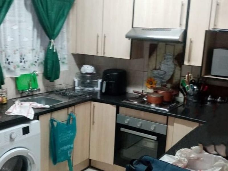 Chic 2-Bed Apartment in La Hoff with Patio, Braai and own garden - Photo 2