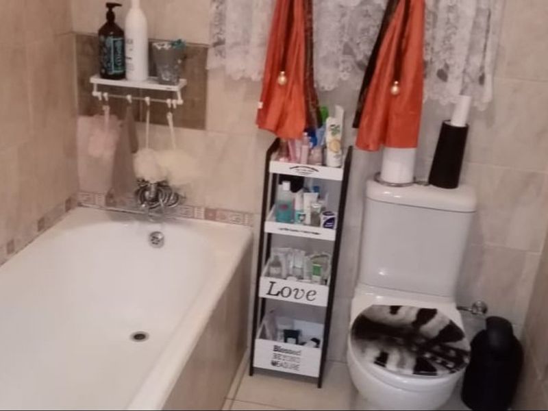 Chic 2-Bed Apartment in La Hoff with Patio, Braai and own garden - Photo 8
