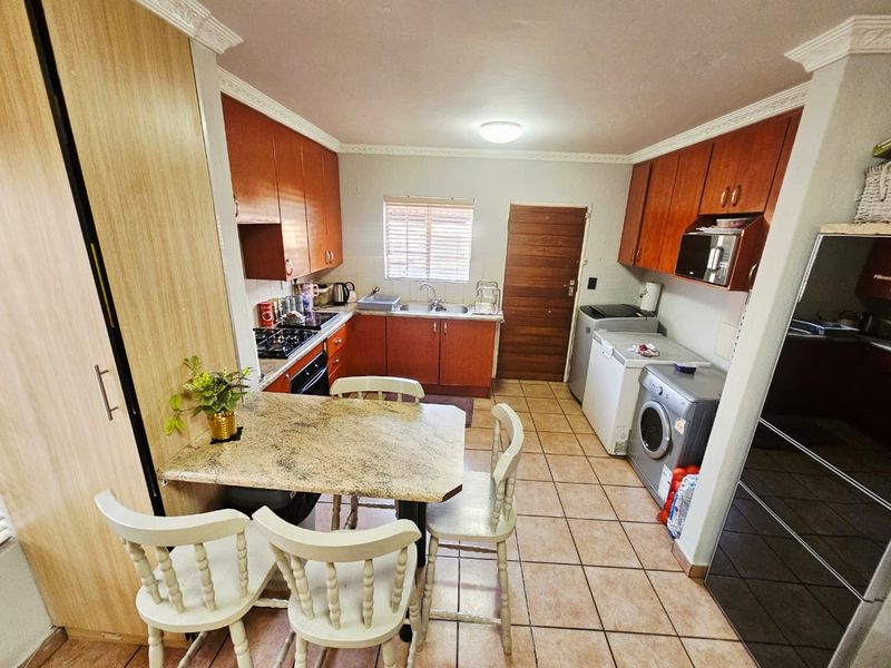 A Beautiful 2 bedroom 1.5 bathroom duplex for sale in Heuwelsig Estate! - Photo 4