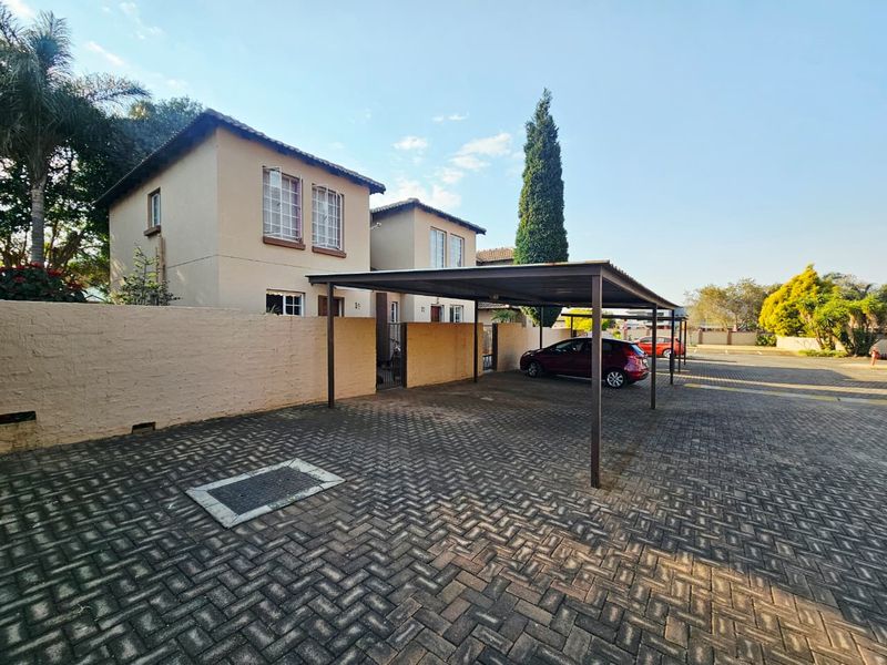A Beautiful 2 bedroom 1.5 bathroom duplex for sale in Heuwelsig Estate! - Photo 1