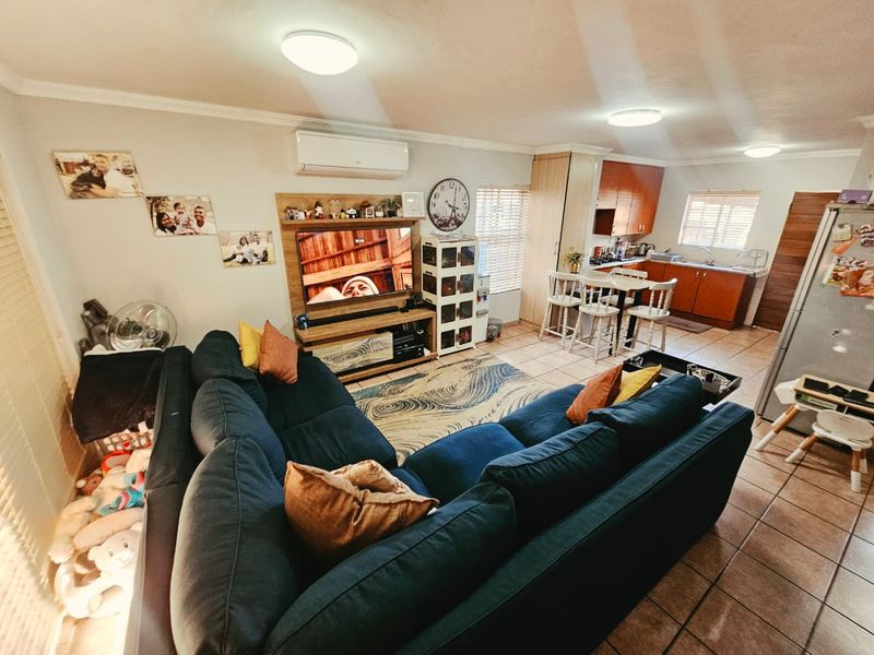 A Beautiful 2 bedroom 1.5 bathroom duplex for sale in Heuwelsig Estate! - Photo 3