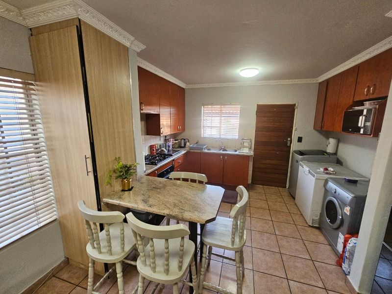 A Beautiful 2 bedroom 1.5 bathroom duplex for sale in Heuwelsig Estate! - Photo 5