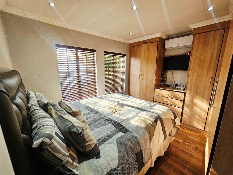A Beautiful 2 bedroom 1.5 bathroom duplex for sale in Heuwelsig Estate! - Photo 10