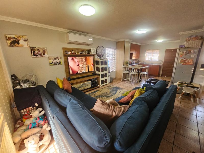 A Beautiful 2 bedroom 1.5 bathroom duplex for sale in Heuwelsig Estate! - Photo 9