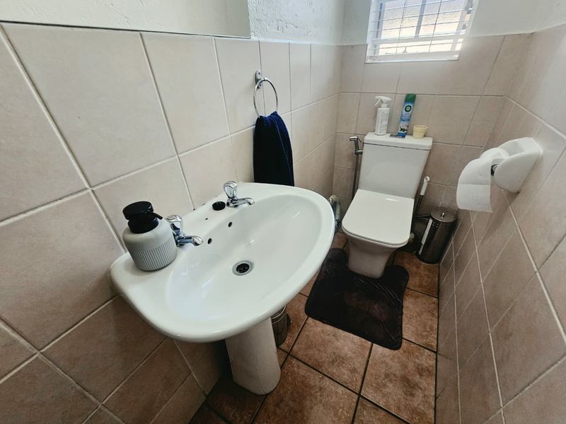 A Beautiful 2 bedroom 1.5 bathroom duplex for sale in Heuwelsig Estate! - Photo 8