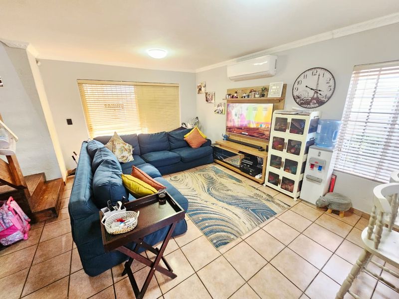 A Beautiful 2 bedroom 1.5 bathroom duplex for sale in Heuwelsig Estate! - Photo 6