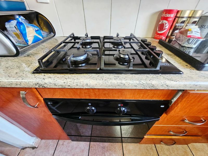 A Beautiful 2 bedroom 1.5 bathroom duplex for sale in Heuwelsig Estate! - Photo 7