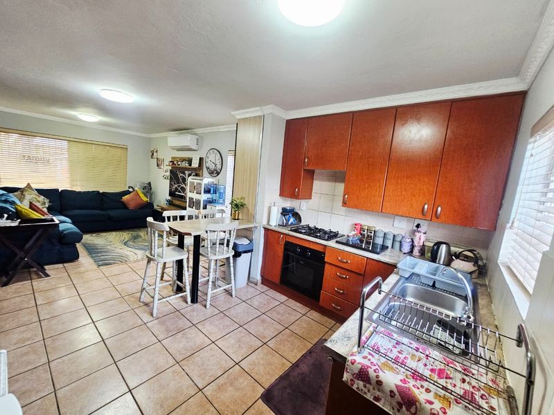 A Beautiful 2 bedroom 1.5 bathroom duplex for sale in Heuwelsig Estate! - Photo 2