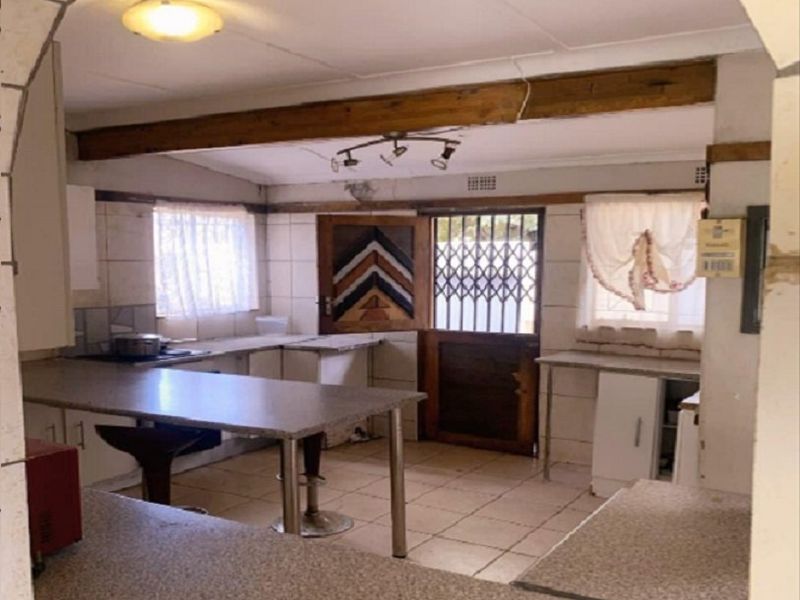Stilfontein Charm with Pool and Flatlet - Photo 4