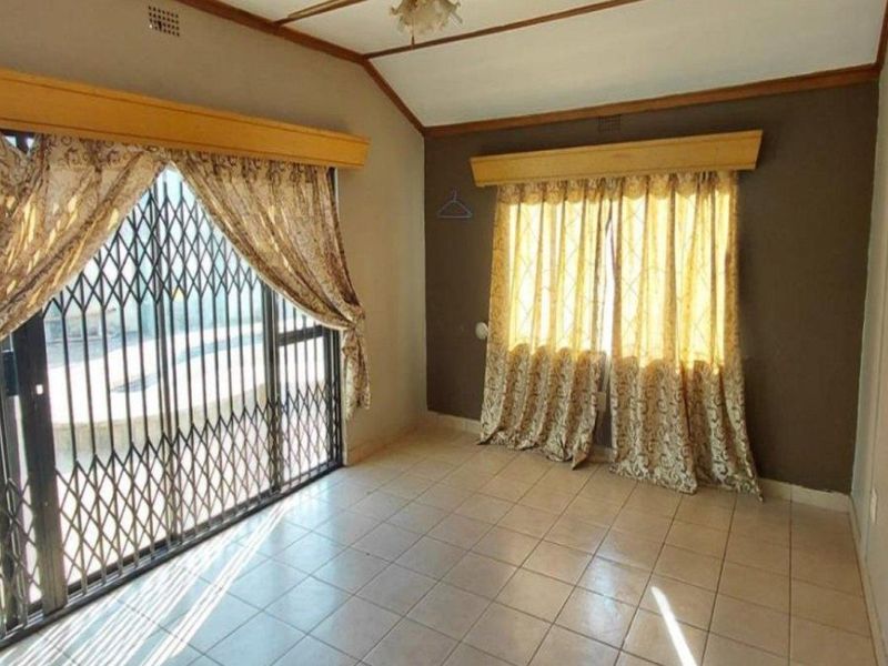 Stilfontein Charm with Pool and Flatlet - Photo 2