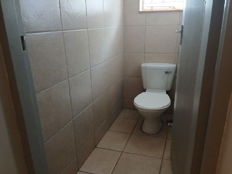 Stilfontein Charm with Pool and Flatlet - Photo 10
