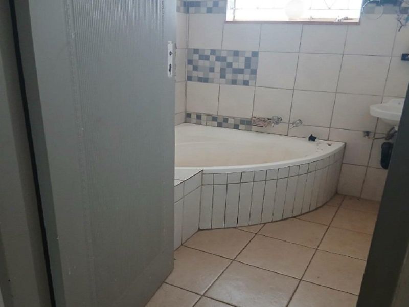Stilfontein Charm with Pool and Flatlet - Photo 9