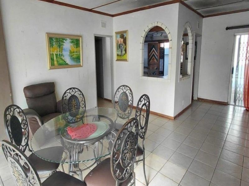 Stilfontein Charm with Pool and Flatlet - Photo 3