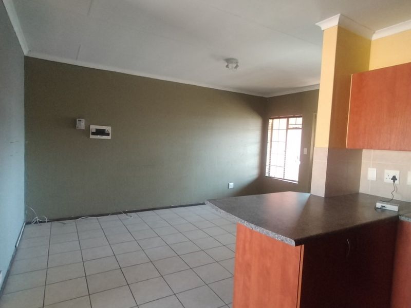  Beautiful second floor 2-Bedroom Apartment for Rent - Photo 3