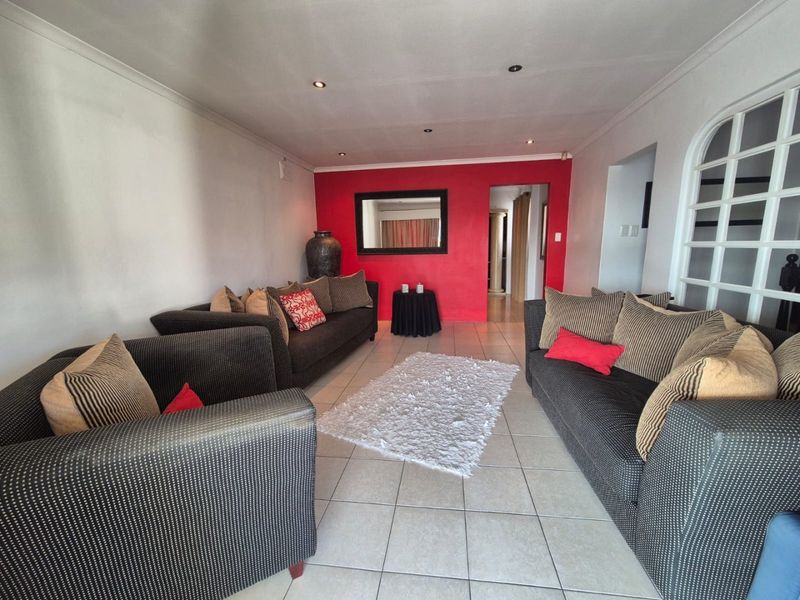 Spacious 7-Bedroom Family Home with Dual Living in Moorton - Photo 5
