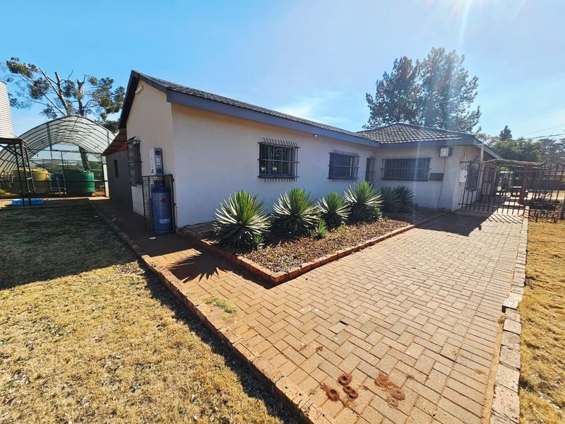 A Lovely Plot with dwellings for sale in Raslouw - Photo 1