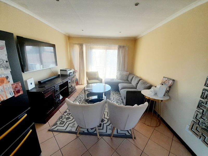 Modern First-Floor Apartment in Silver Stone Estate -  2% Deposit required - Photo 2