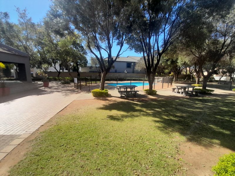 Modern First-Floor Apartment in Silver Stone Estate -  2% Deposit required - Photo 4