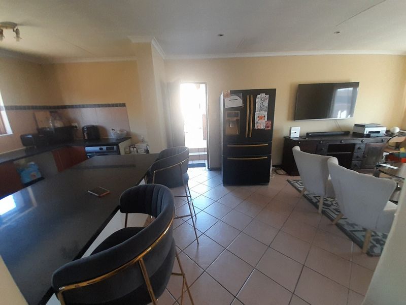 Modern First-Floor Apartment in Silver Stone Estate -  2% Deposit required - Photo 5