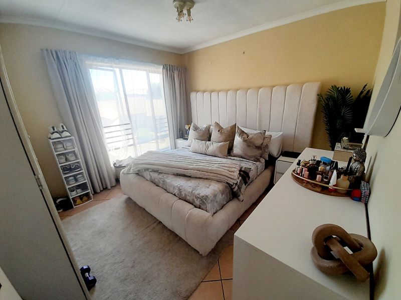 Modern First-Floor Apartment in Silver Stone Estate -  2% Deposit required - Photo 10