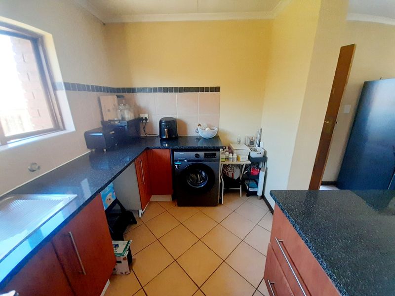 Modern First-Floor Apartment in Silver Stone Estate -  2% Deposit required - Photo 9