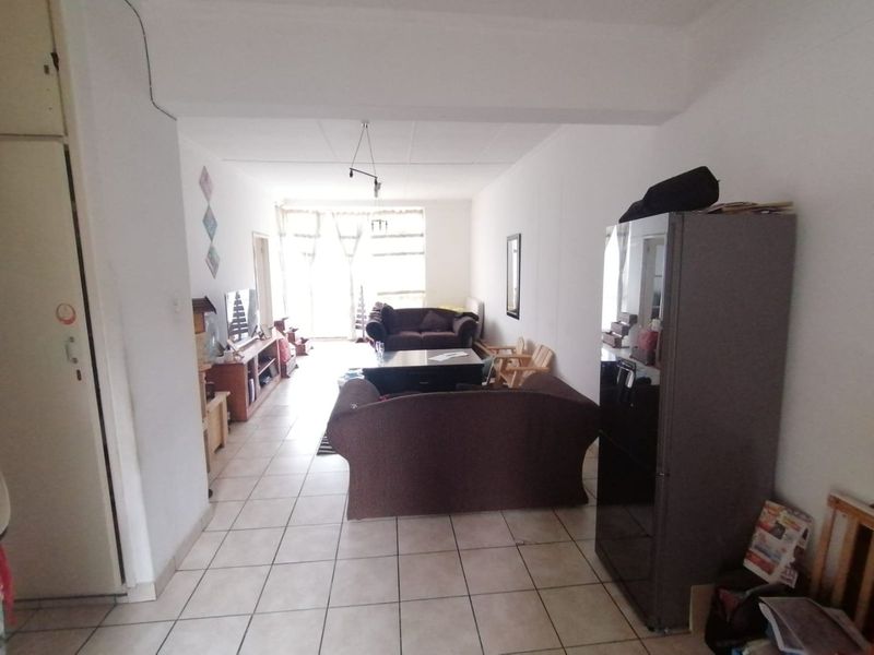 Spacious 2-Bedroom Apartment – Prime Location & Investment Potential - Photo 2