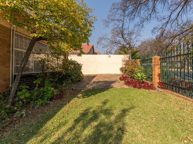 Immaculate Family Home with Charming Courtyard & Garden - Photo 2
