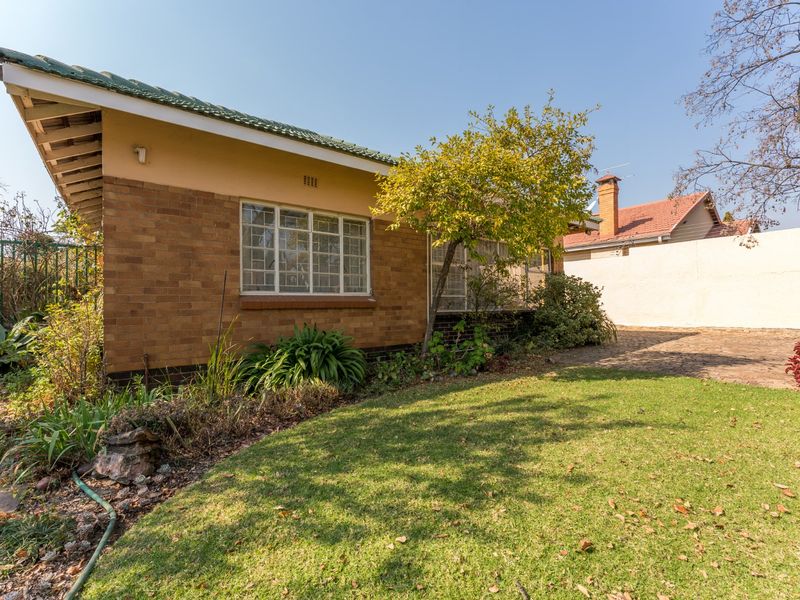 Immaculate Family Home with Charming Courtyard & Garden - Photo 3