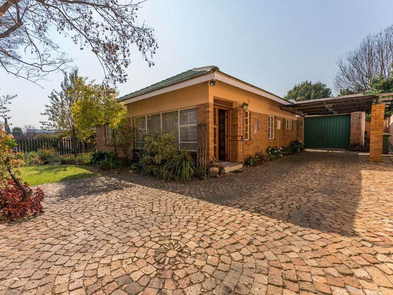 Immaculate Family Home with Charming Courtyard & Garden - Photo 1
