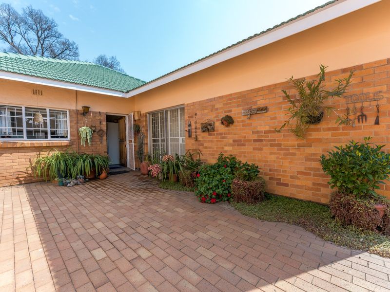 Immaculate Family Home with Charming Courtyard & Garden - Photo 5